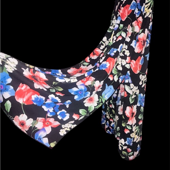 Sleeveless cover-up for spring and summer double side splits. Layering piece. - Picture 4 of 4